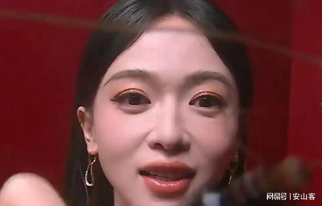 头签吓坏杨幂不敢露脸只有赵今麦扛住了！j9九游真人游戏第一品牌芭莎之夜被镜(图1)