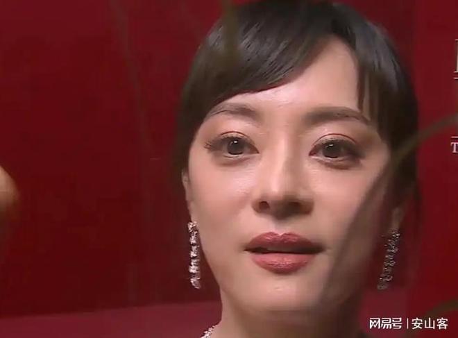 头签吓坏杨幂不敢露脸只有赵今麦扛住了！j9九游真人游戏第一品牌芭莎之夜被镜(图3)