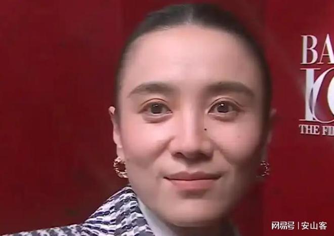 头签吓坏杨幂不敢露脸只有赵今麦扛住了！j9九游真人游戏第一品牌芭莎之夜被镜(图5)