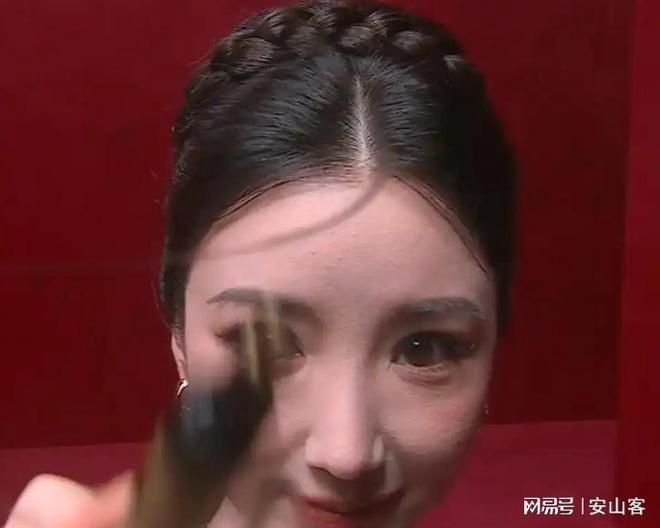 头签吓坏杨幂不敢露脸只有赵今麦扛住了！j9九游真人游戏第一品牌芭莎之夜被镜(图6)