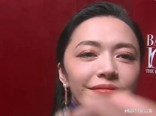 头签吓坏杨幂不敢露脸只有赵今麦扛住了！j9九游真人游戏第一品牌芭莎之夜被镜(图9)