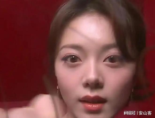 头签吓坏杨幂不敢露脸只有赵今麦扛住了！j9九游真人游戏第一品牌芭莎之夜被镜(图10)