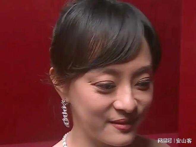 头签吓坏杨幂不敢露脸只有赵今麦扛住了！j9九游真人游戏第一品牌芭莎之夜被镜(图11)